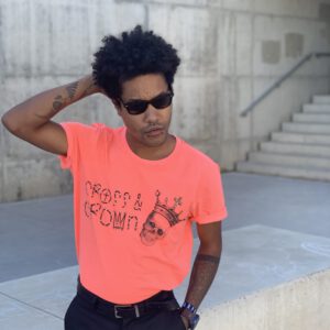 camiseta naranja logo