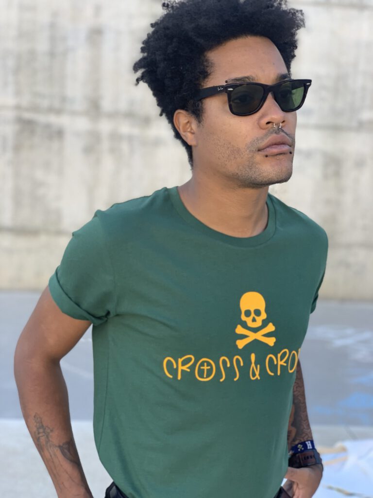 camiseta logo amarillo